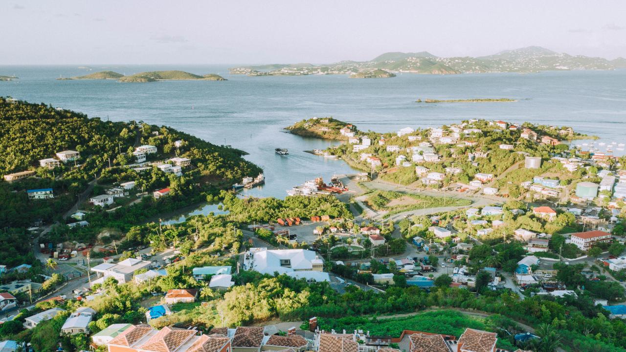 俯瞰美属维京群岛中的圣托马斯岛