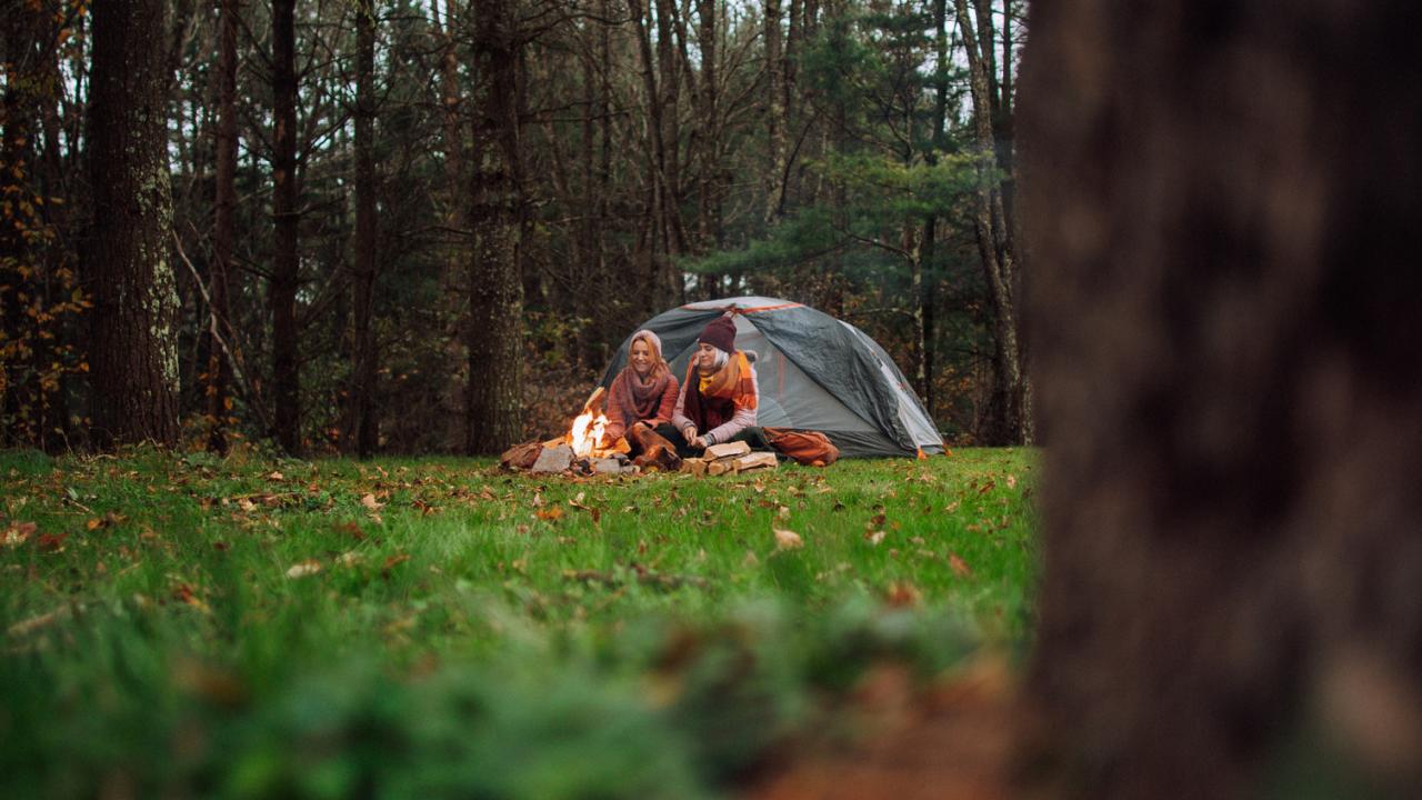 两个好友在西弗吉尼亚州斯诺肖雪山惠特克露营地露营