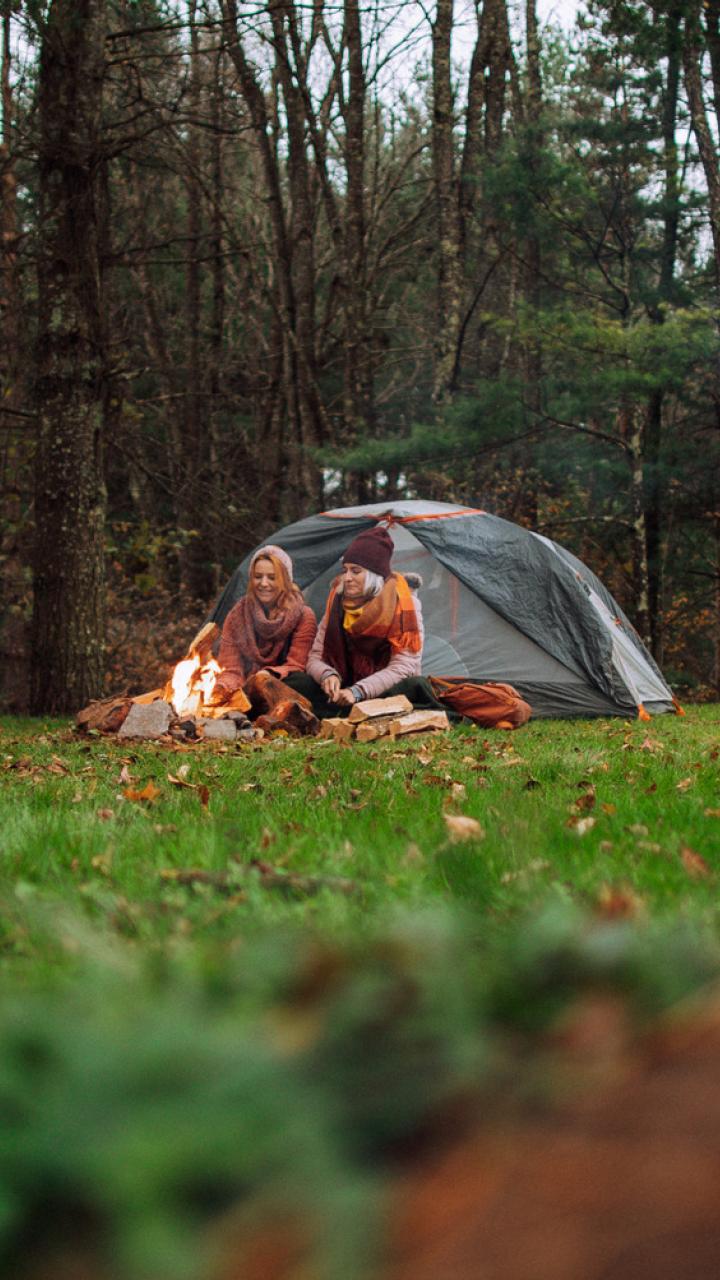 两个好友在西弗吉尼亚州斯诺肖雪山惠特克露营地露营